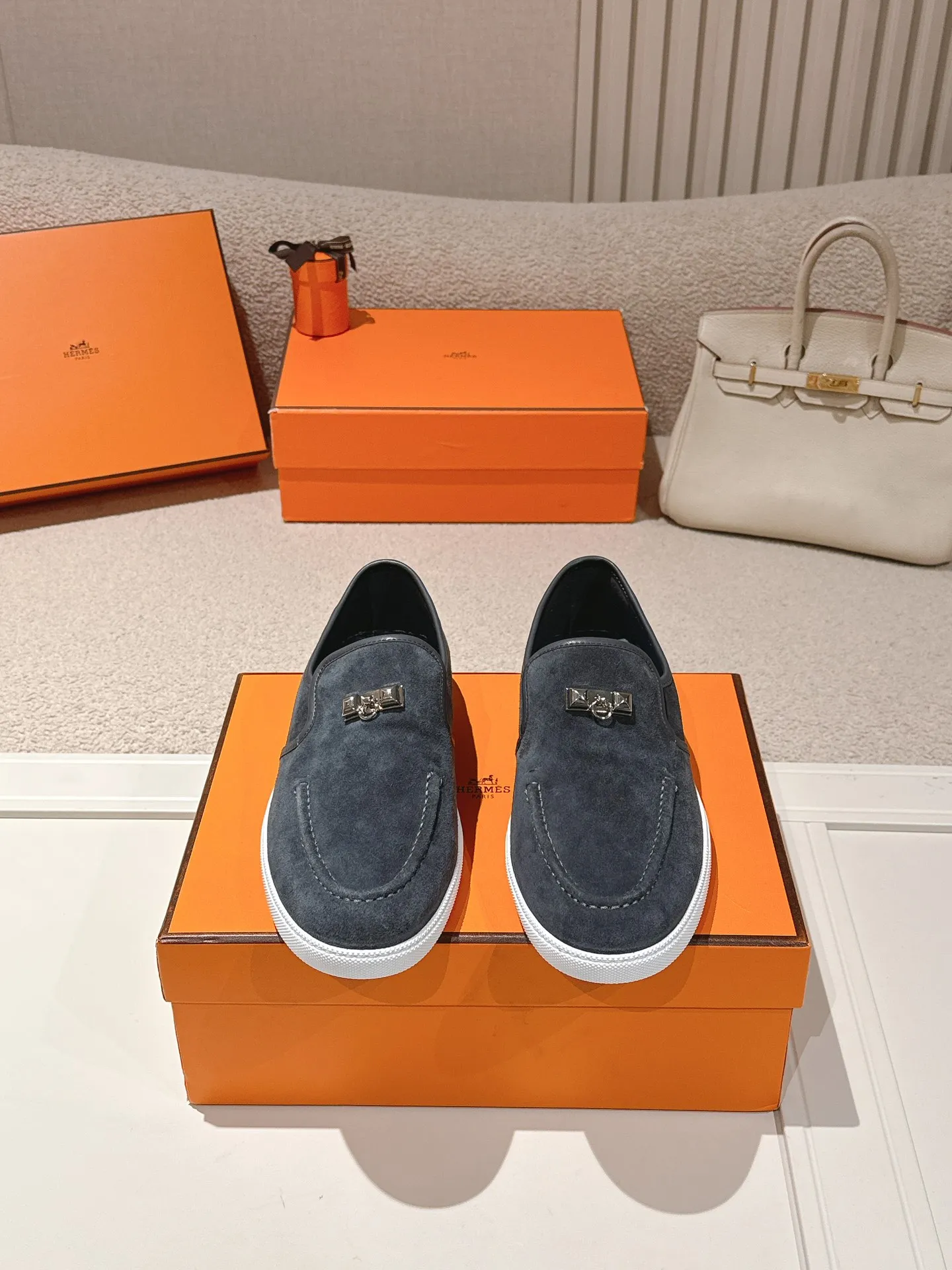 Men's Men's Shoes 600💰 Hermes# Couple Studded Loafers Calfskin and suede goatskin lace-up free sneakers with signature "H" detail. The design is simple and smooth, creating a fashionable urban look. It is comfortable and versatile. H family classics are not outdated, and the delivery counter is exquisitely packaged🛍📦 Fabric: Original customized imported first-layer cowhide/cow down Lining: Imported soft sheepskin Sole: Original open-molded anti-slip TPU material Size: 35-45